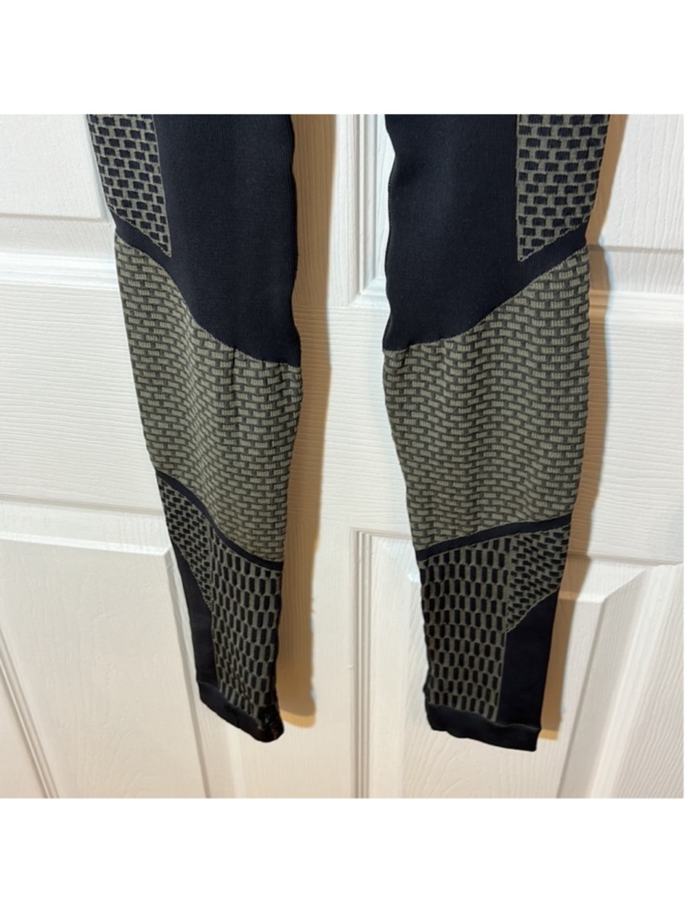 Lululemon size 4 about that base tights - Picture 4 of 8